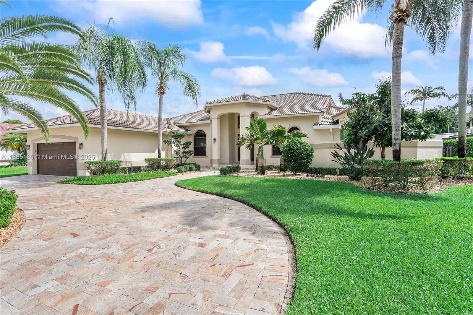 LAKESIDE LIVING ! Weston s Palm Island.