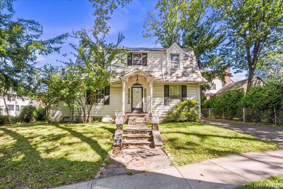 Welcome to this elegant 3 bedroom, 2.