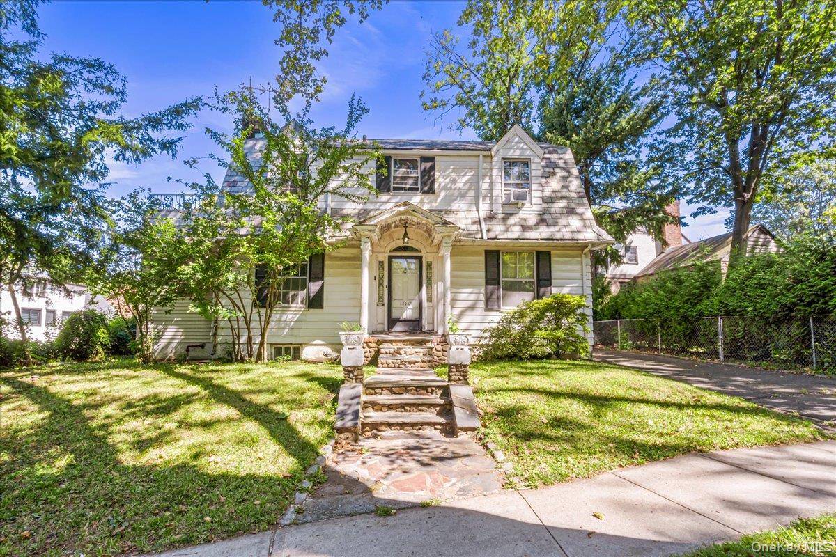 Welcome to this elegant 3 bedroom, 2.