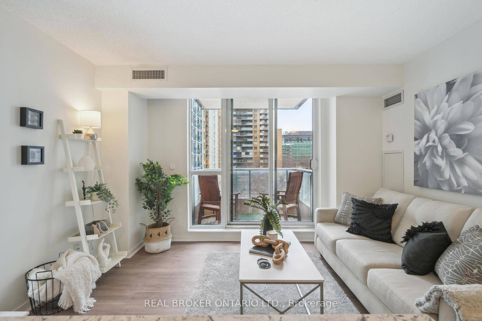 Welcome to this beautiful corner suite that is flooded with natural sunlight throughout.