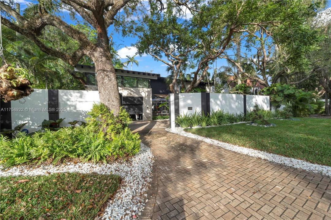 Stunning luxury home in the heat of Coconut Grove !