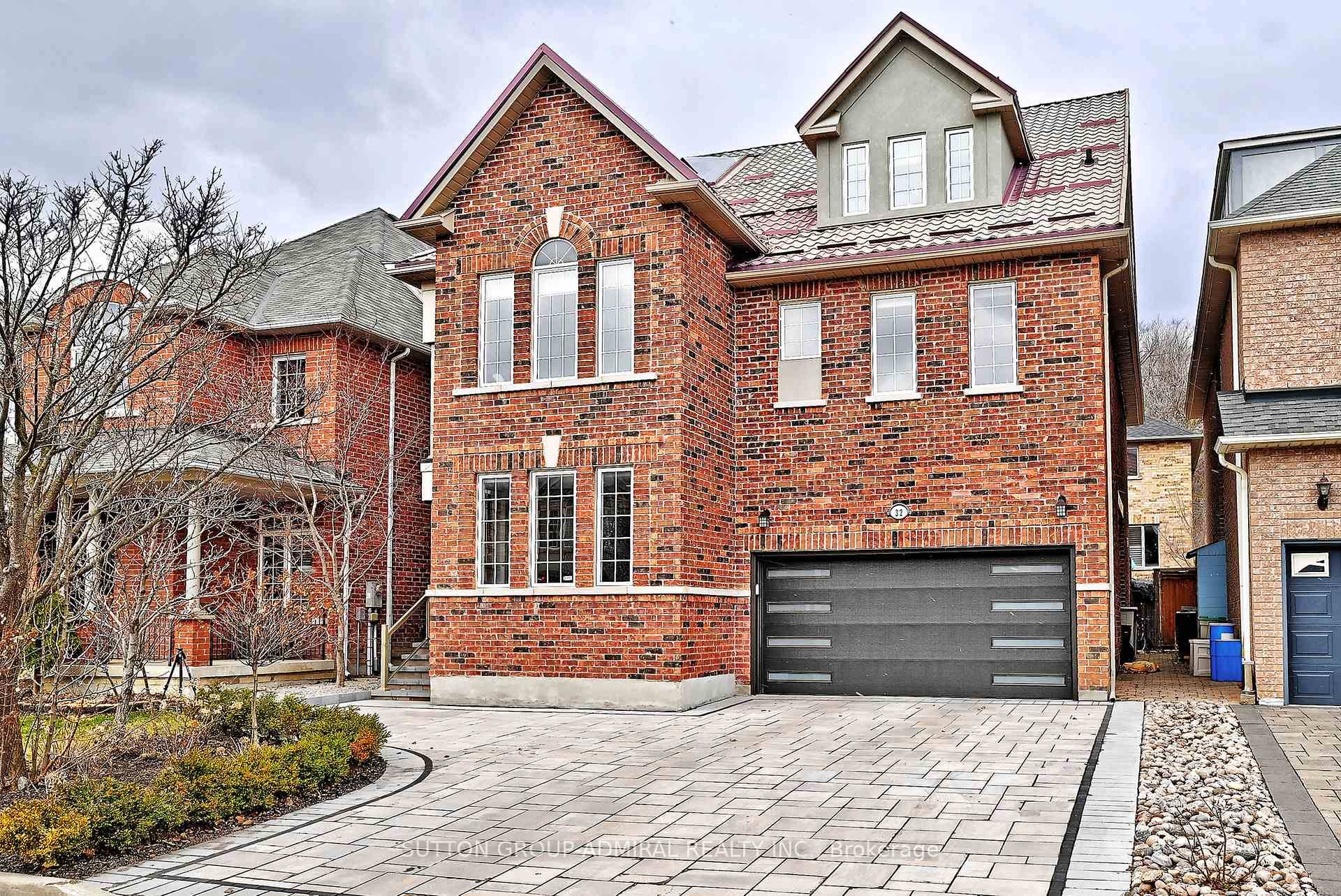 Absolutely Stunning 5 Bedroom Home in Prestigious Thornhill Woods !