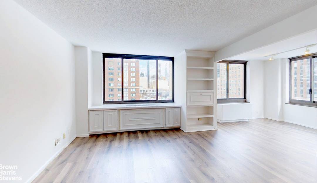 Lap of Luxury in Battery Park City Sun filled, oversized, and framed by iconic downtown views, this rarely available corner U line residence offers approximately 846 square feet placing it ...