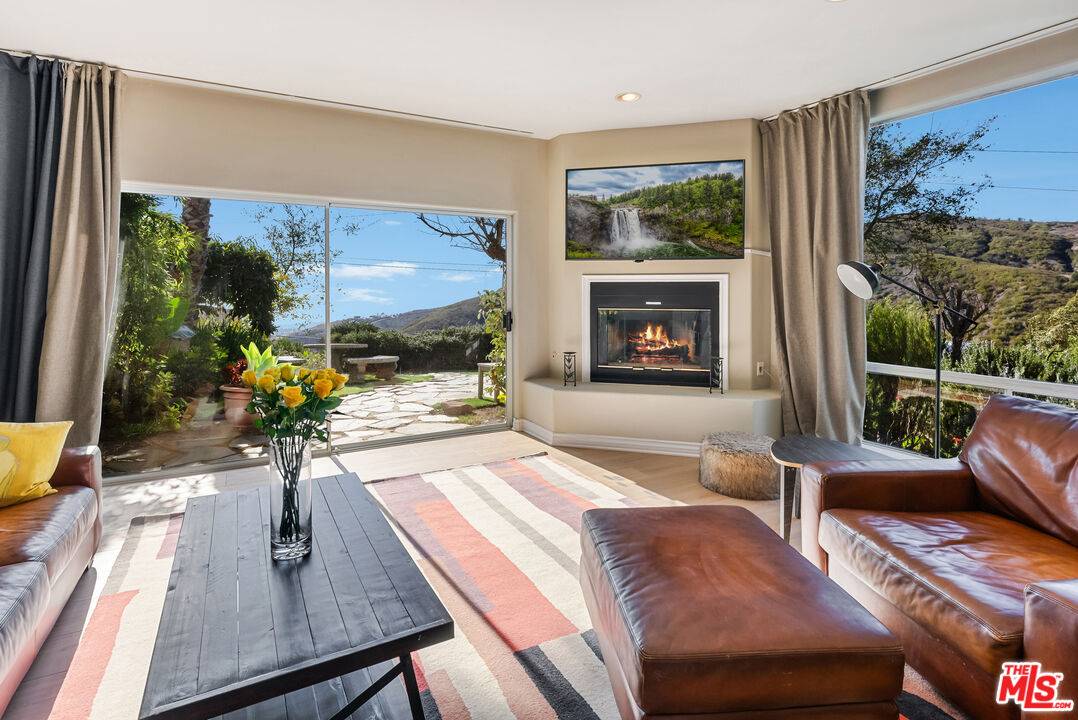 4350   Hillview Dr 3BR Malibu La