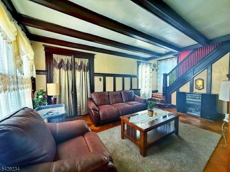 Welcome to this charming single family home in the heart of Bloomfield !