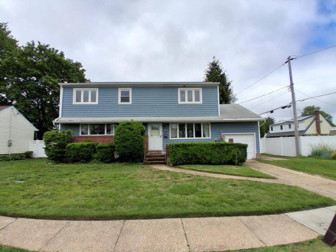 WELCOME to this five bedroom two full and one half bath Colonial style home located in the highly desirable Syosset area school district and centrally located to major highways, stores, ...