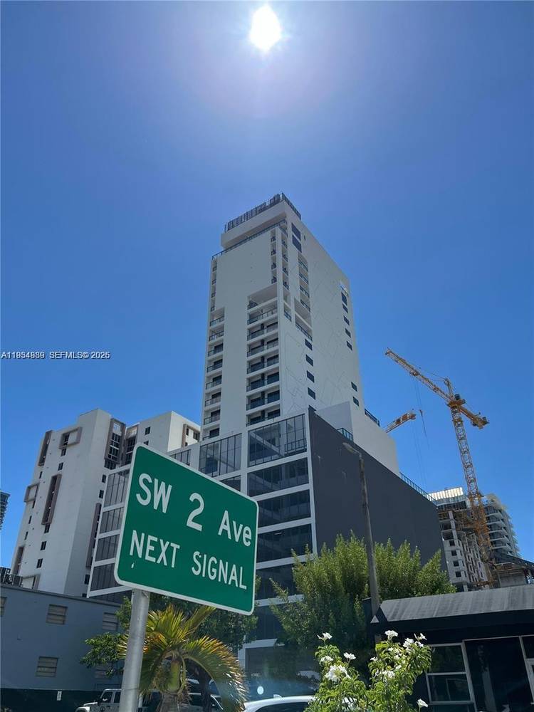 Beautifully furnished 2 bedroom apartment located in one of Brickell s most desirable short term rental approved buildings.