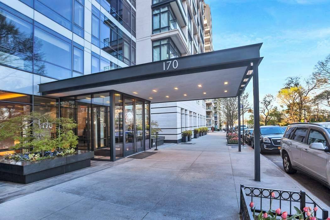 Welcome to this sophisticated studio at 170 East End Avenue, a building designed by the renowned Peter Marino.