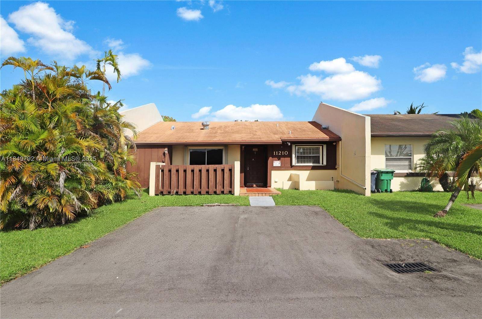 Discover this spacious townhome villa in the sought after Devon Aire community.