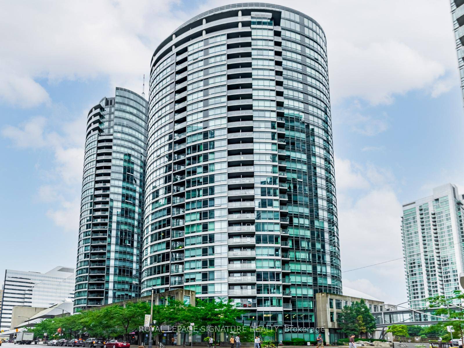 Welcome to this beautifully updated and spacious 1 Den condo in the prestigious Matrix building !