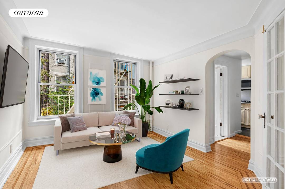 Secret Garden in Chelsea Discover This Enchanted Carriage House Apartment !