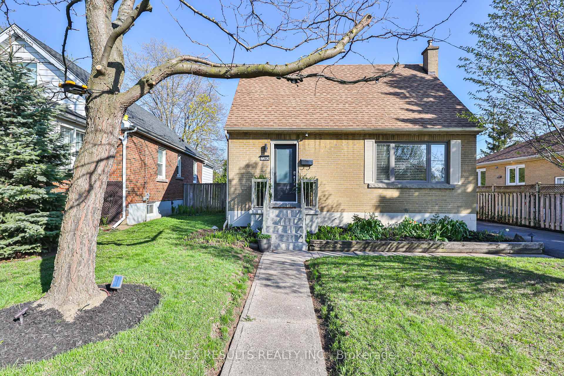 Welcome to this quaint detached home in perfect central Burlington.