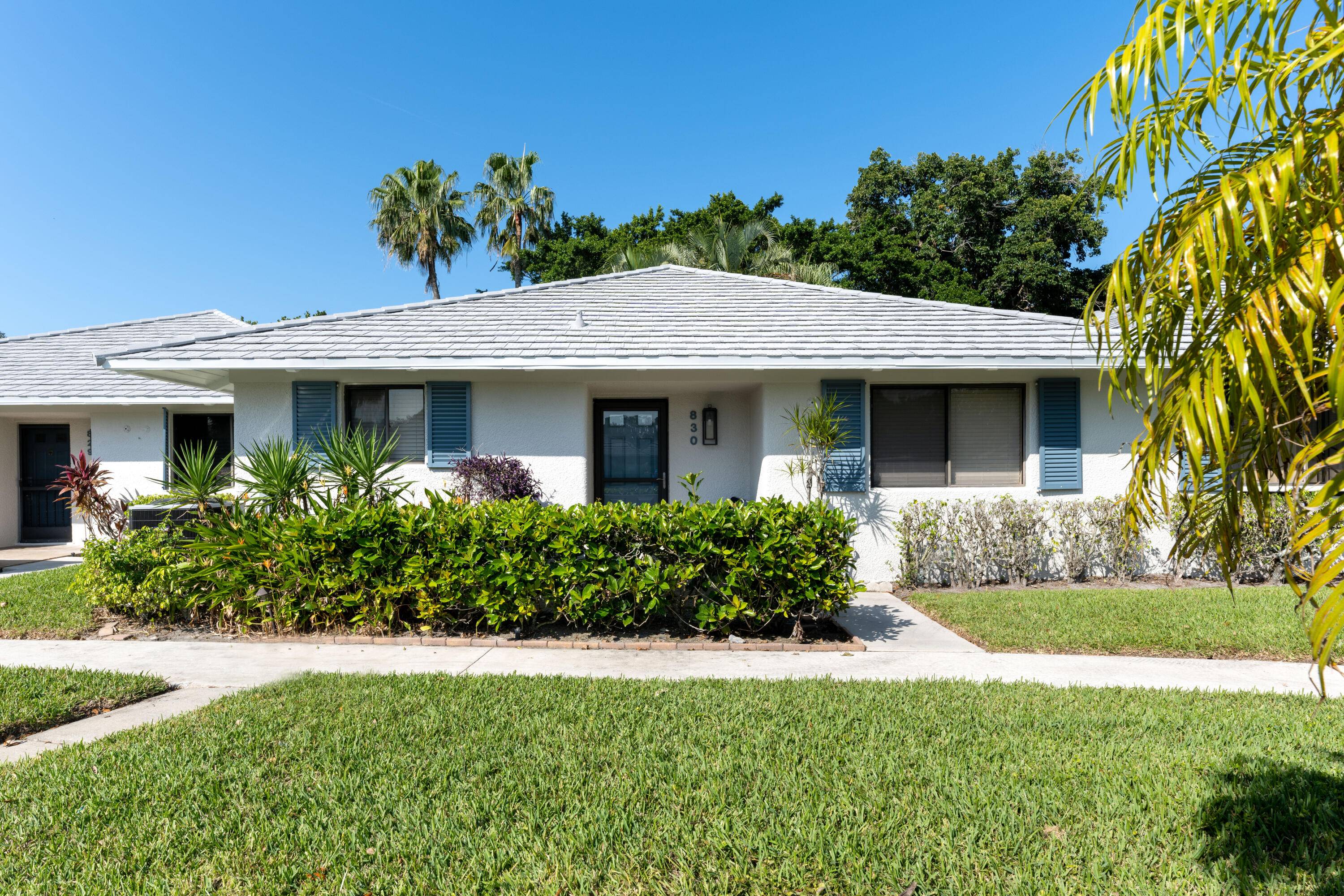 Interior decorator designed, fully furnished and newly renovated Club Cottage in PGA National.