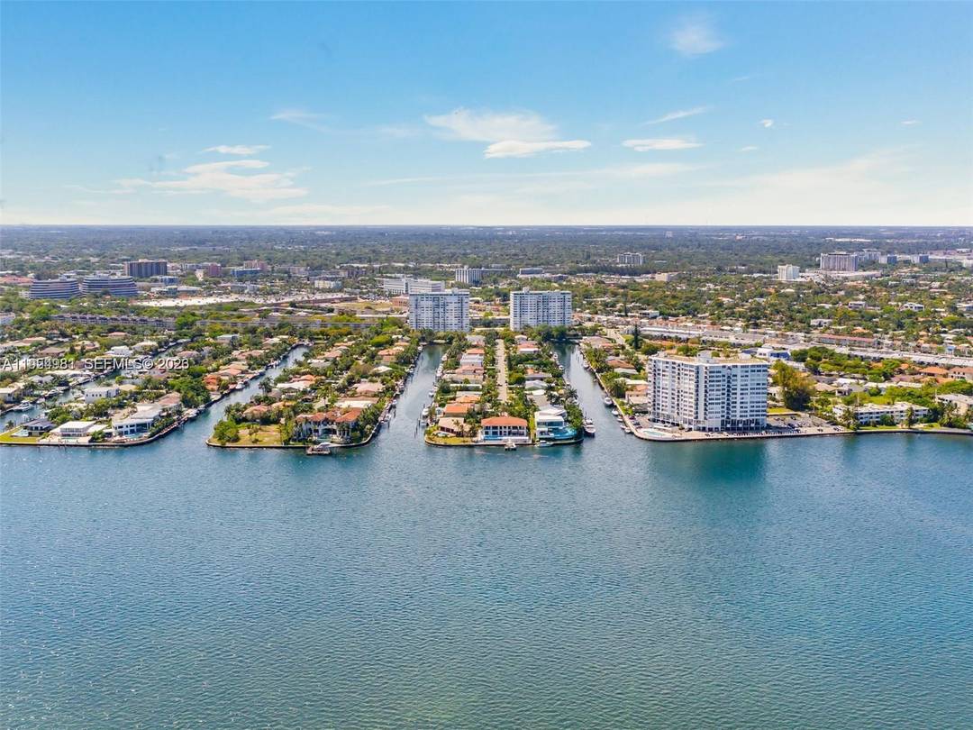 DIRECT BAY VIEWS from every room !