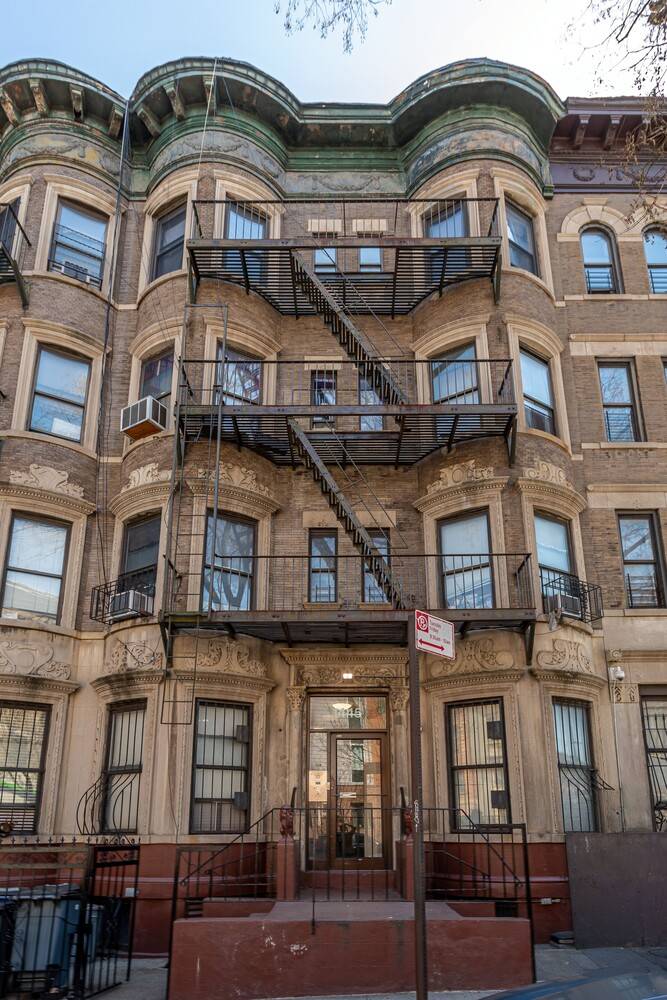 Move right in to this renovated Condo style home w 3 bedrooms, Full bath w new kitchen and bath.