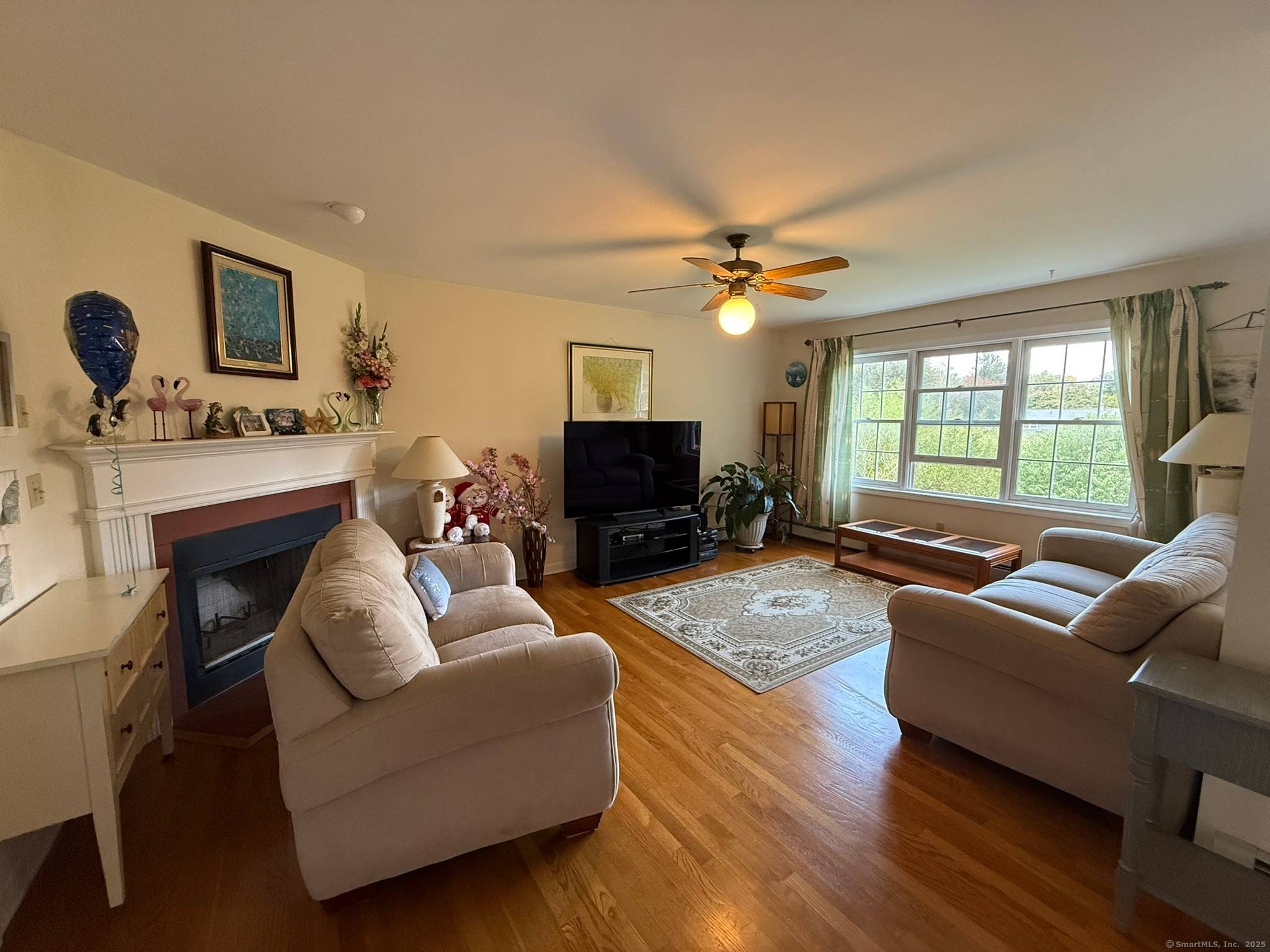 Great Location ! Colonial with 4 beds 2.
