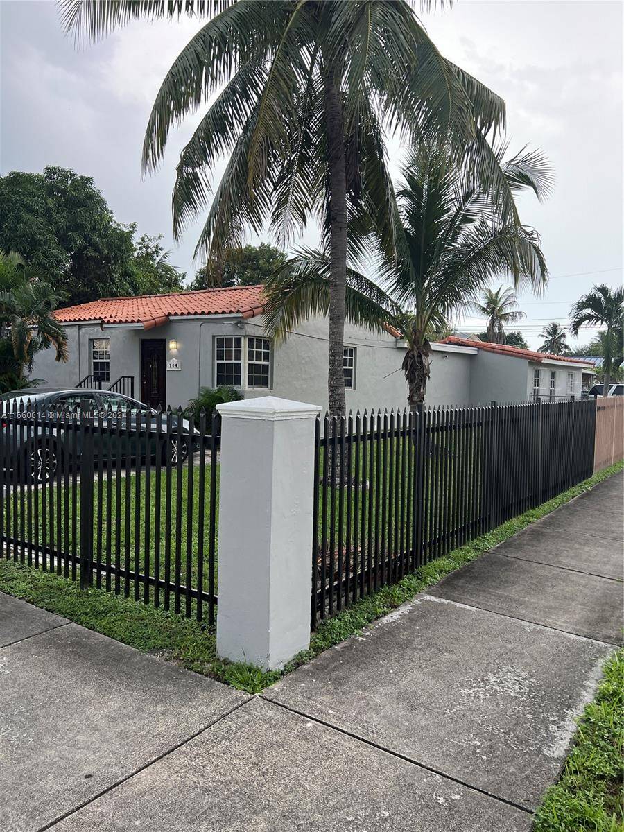 Attention ! Great opportunity to acquire this property in an oversized 11, 000 sq ft 85.