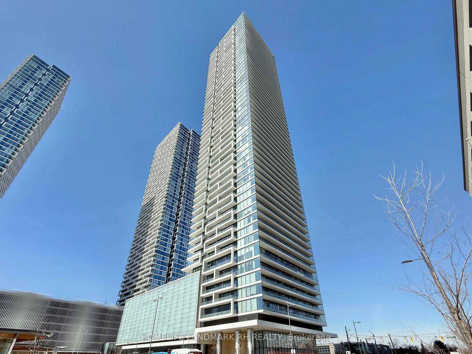 4 Years New Luxury Condo on 56th Floor in High Demand VMC.