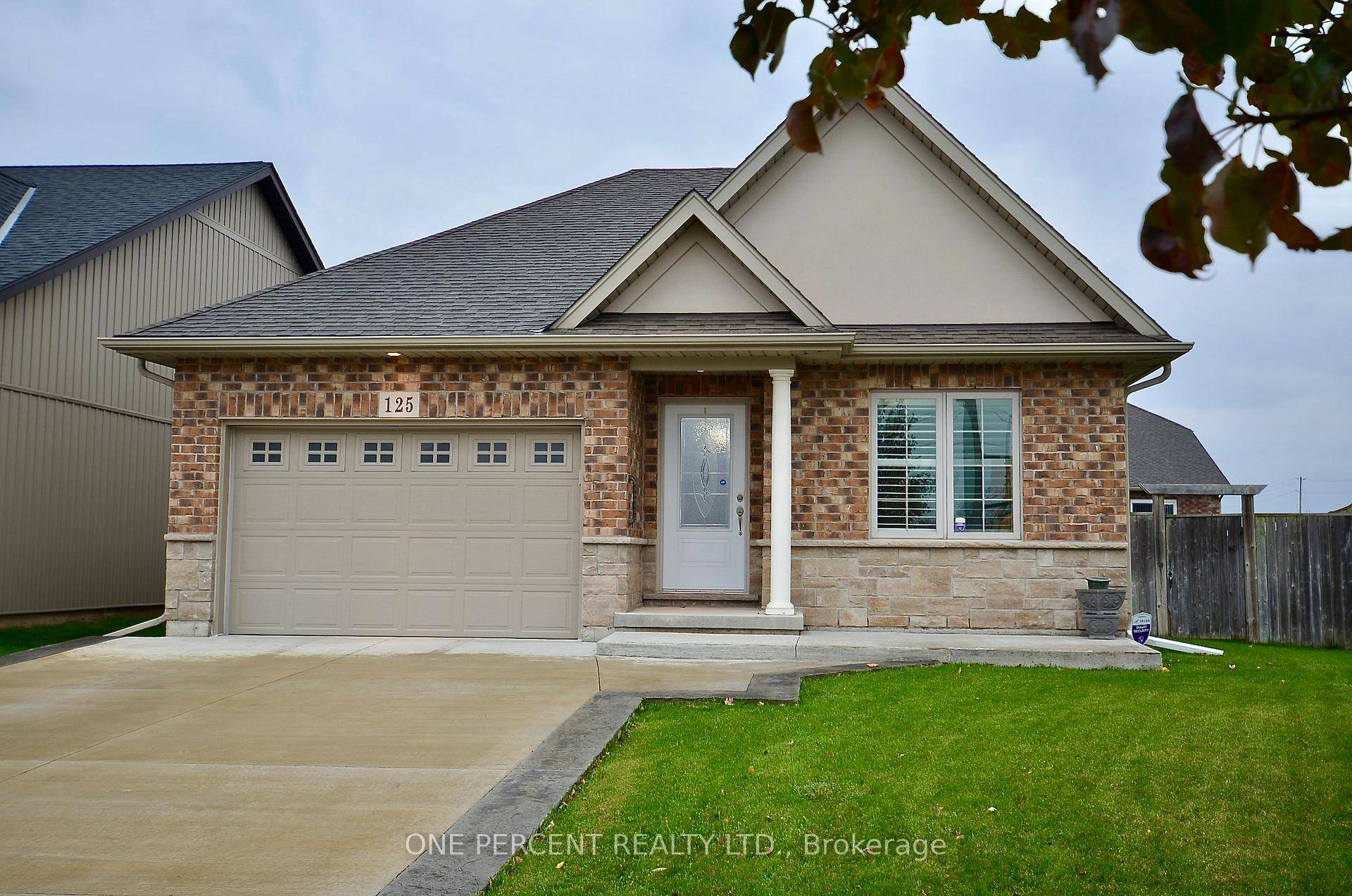 A wonderful detached bungalow featuring 3 bedrooms and 3 bathrooms on a large pie shaped lot in the sought after Coyle Creek.