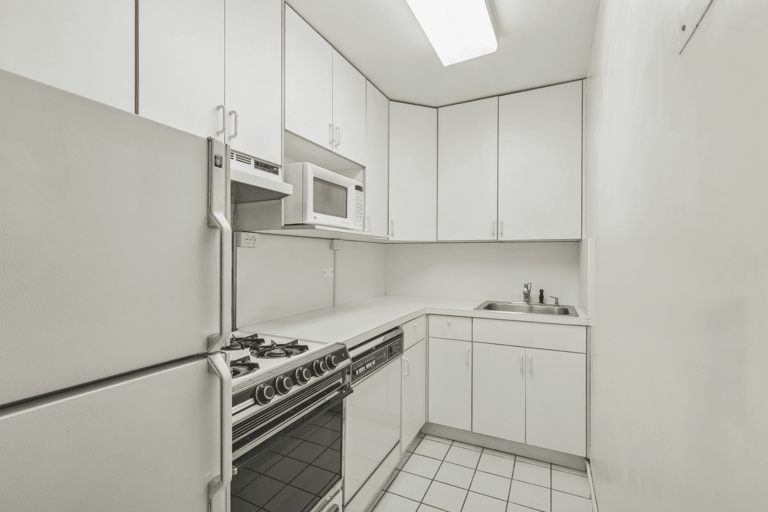 EAST RIVER VIEWS OASIS ON THE EAST SIDE Apartment 10L at 10 East End Avenue A high floor one bedroom one bathroom located in a fantastic area.