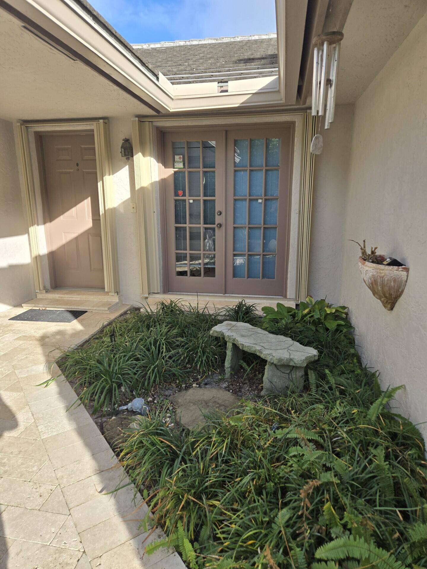DESIRABLE BOCA RATON... FLOWING AND OPEN FLOOR PLAN HIGH CEILINGS PERFECT FOR ENTERTAINING.