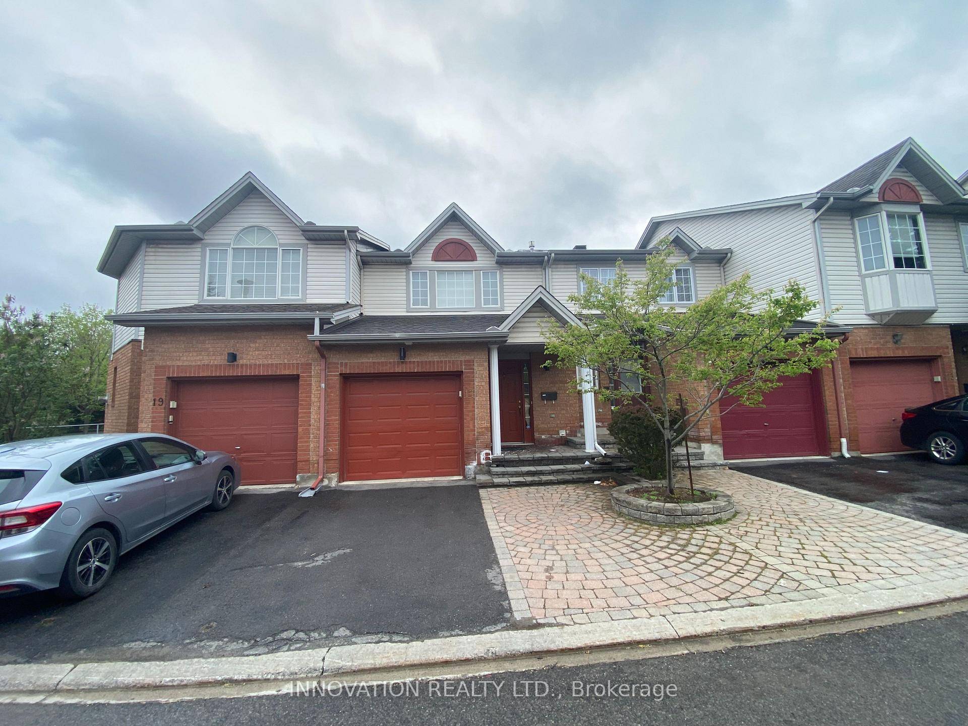 Beautiful 3 Bedroom, 3 bathroom townhouse in a great location in Riverview Park.