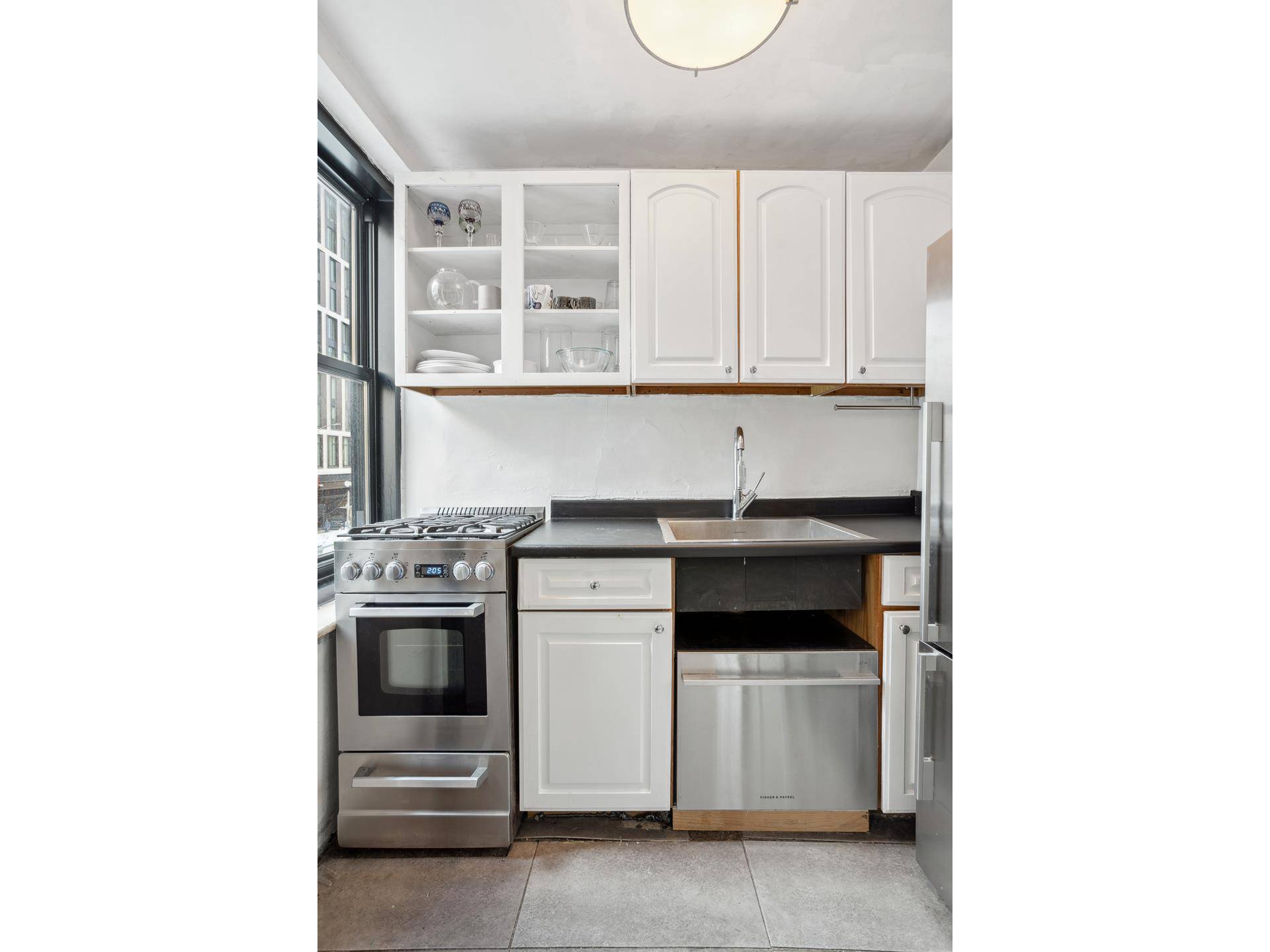 Residence I3 is a charming, oversized studio apartment that is perfectly situated in the heart of the Chelsea neighborhood in New York City.