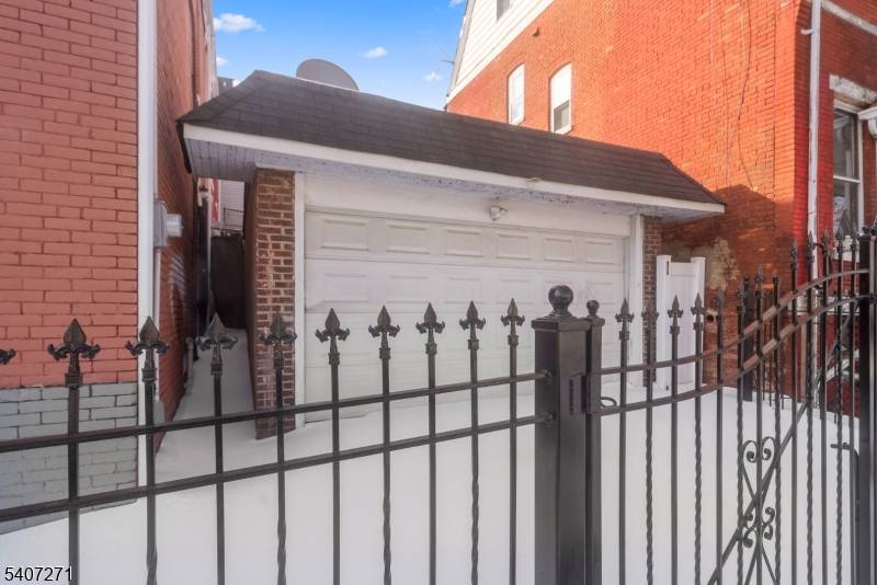 Welcome Home ! We are excited to present an exceptional opportunity to own a lovely home featuring 3 bedrooms and 1 bathroom.