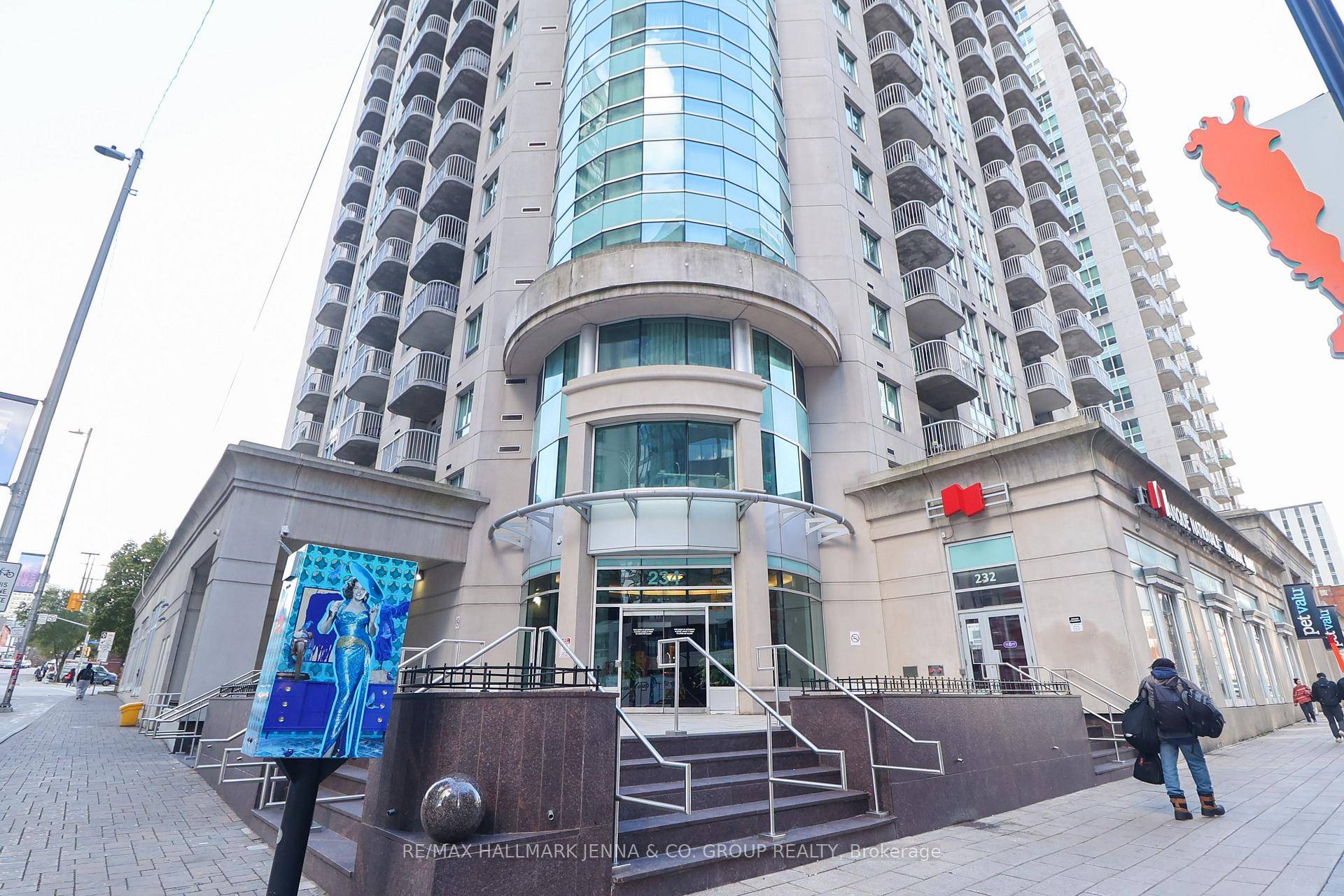 Experience downtown living at its finest in this bright and modern 2 bedroom condo at 234 Rideau Street !