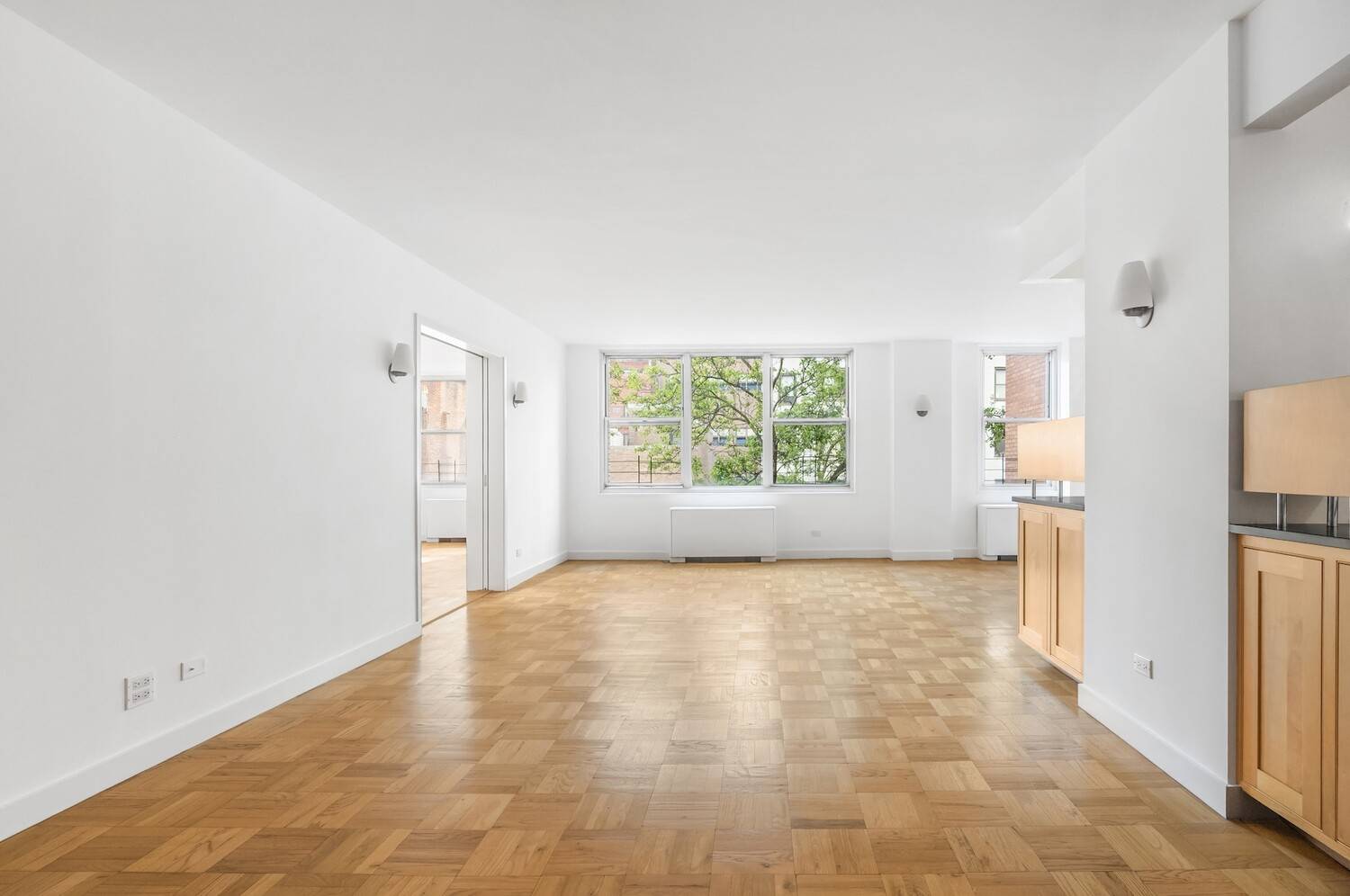 This large, bright and versatile apartment in beautiful condition awaits you.