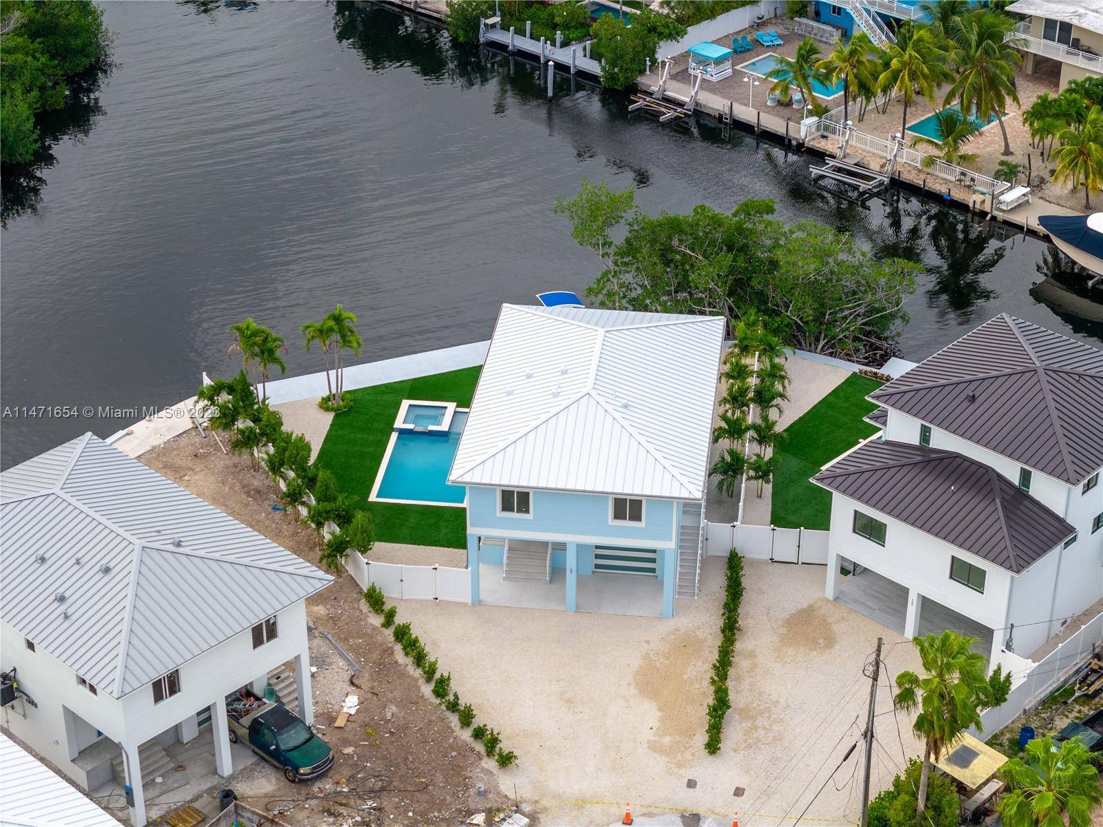 Spectacular property for anyone who wants to enjoy their years of life in a house with the glamour of a resort that provides an extensive 100 foot long dock to ...