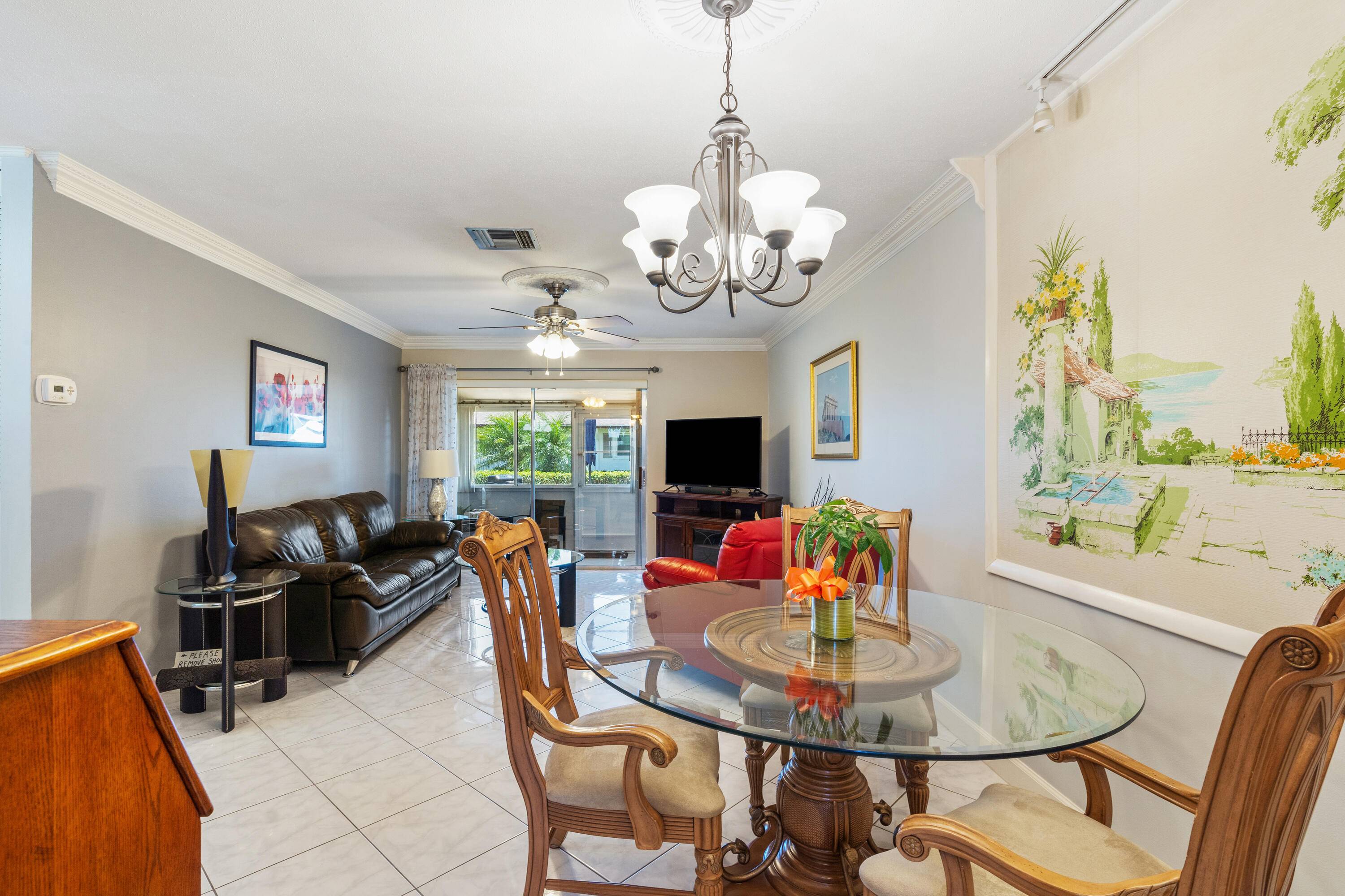 Fully furnished villa, from towels to bed linen to kitchen dishes, and brand new futon for a guest.