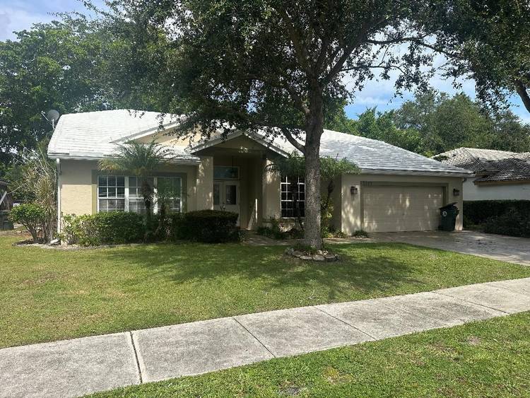 Spacious 4 bedroom, 2. 5 bathroom pool home in Winston Park !