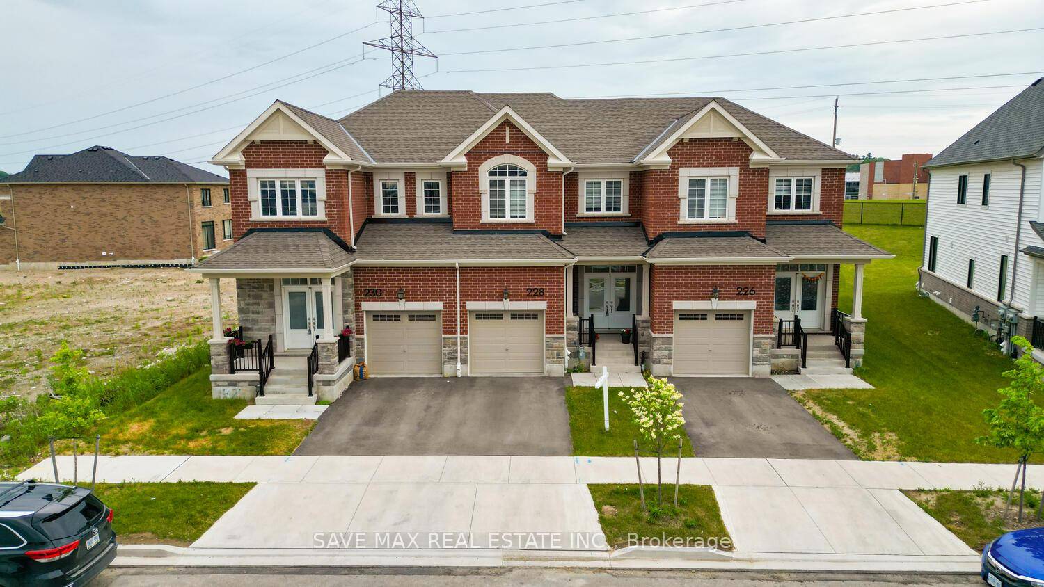 Welcome to this beautifully upgraded 2 storey freehold townhouse in the highly sought after Mattamy Wildflower Crossing community !