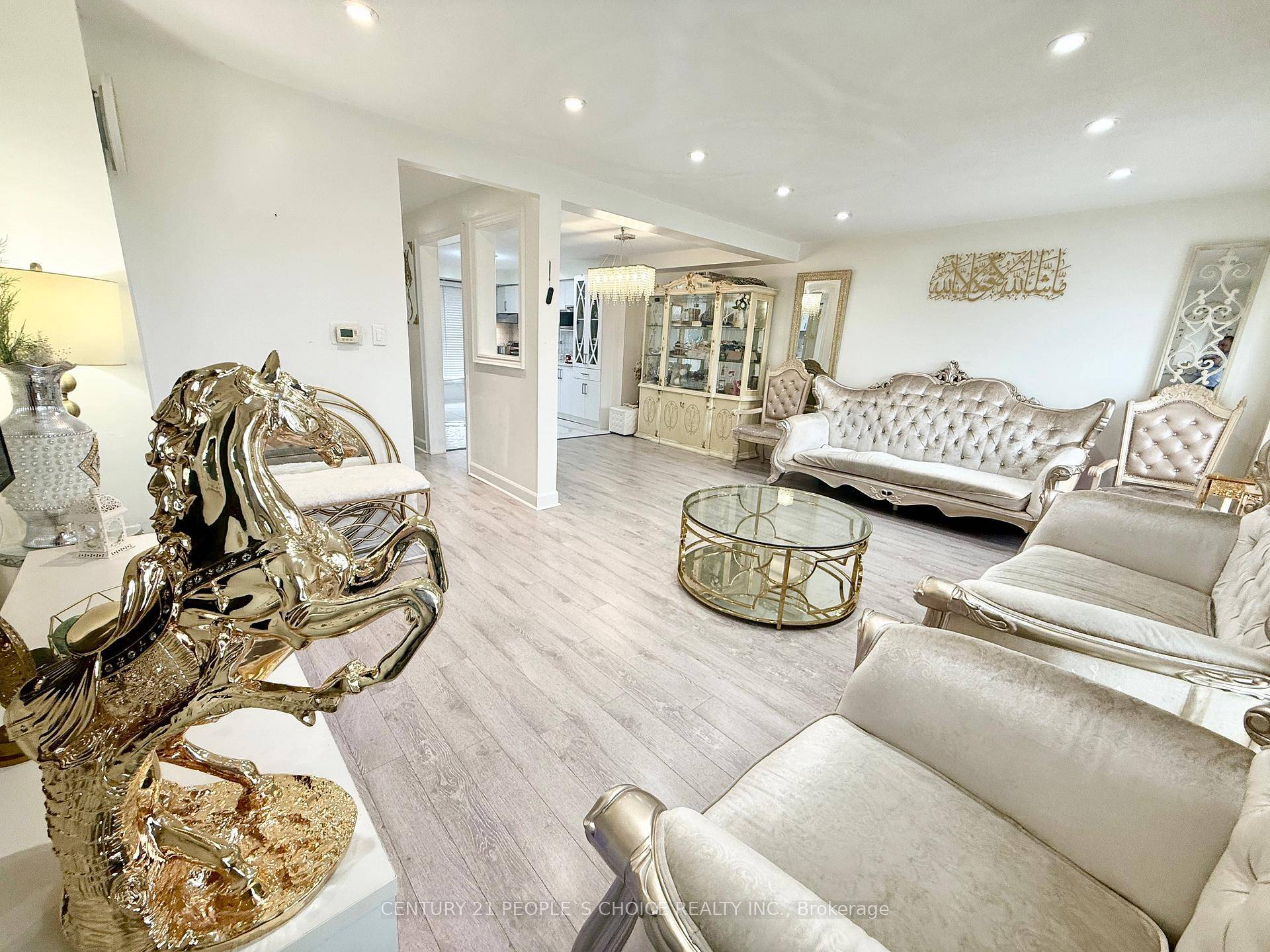 Welcome to this Beautiful amp ; Renovated Townhouse in Mississauga.