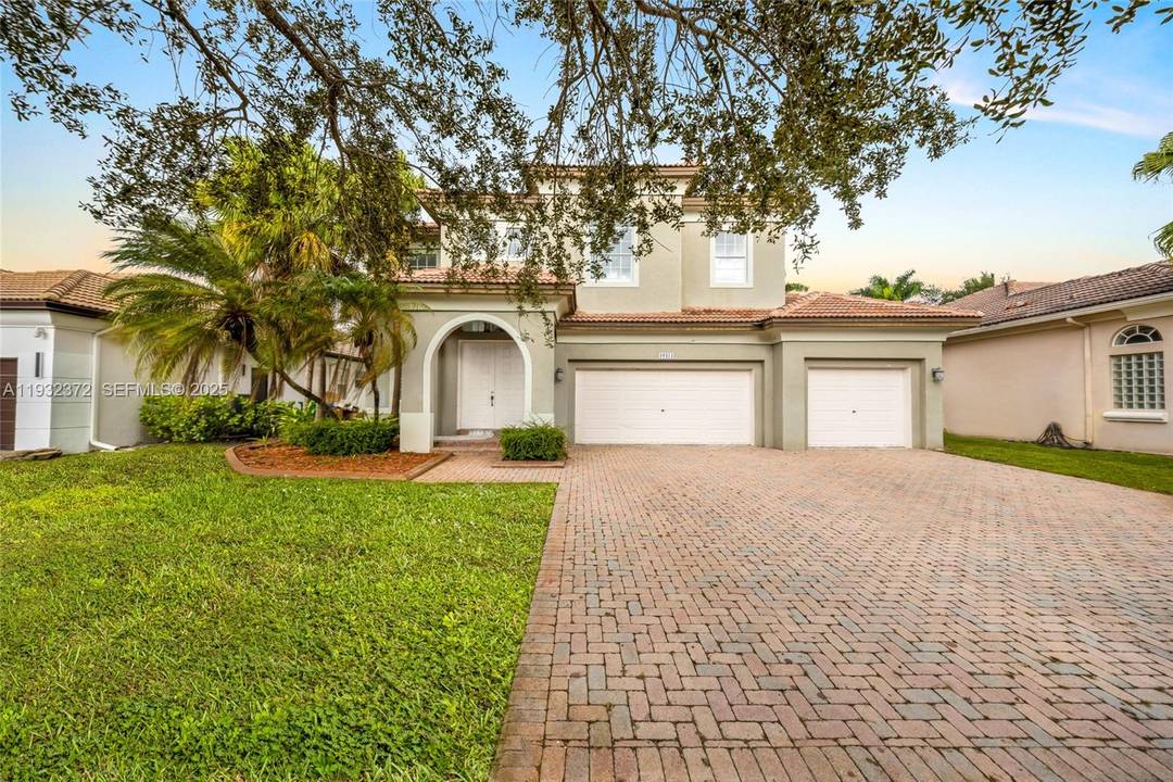Located in the gated Grand Isle section of Sunset Lakes, this expansive 4 bedroom, 4 bath residence with a 3 car garage offers 3, 510 square feet of living space ...