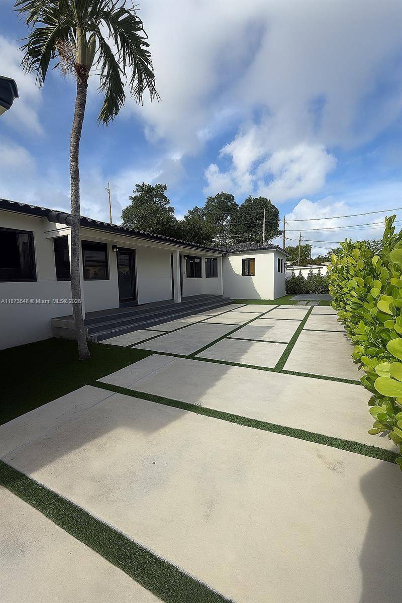 Income producing Miami duplex.