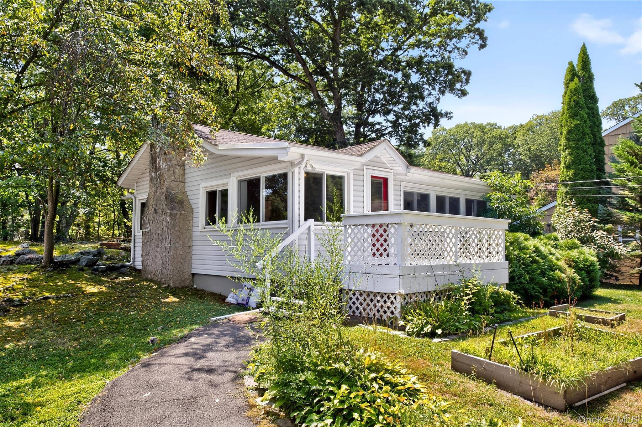 Charming Cottage for Rent in the Pleasantville School District !