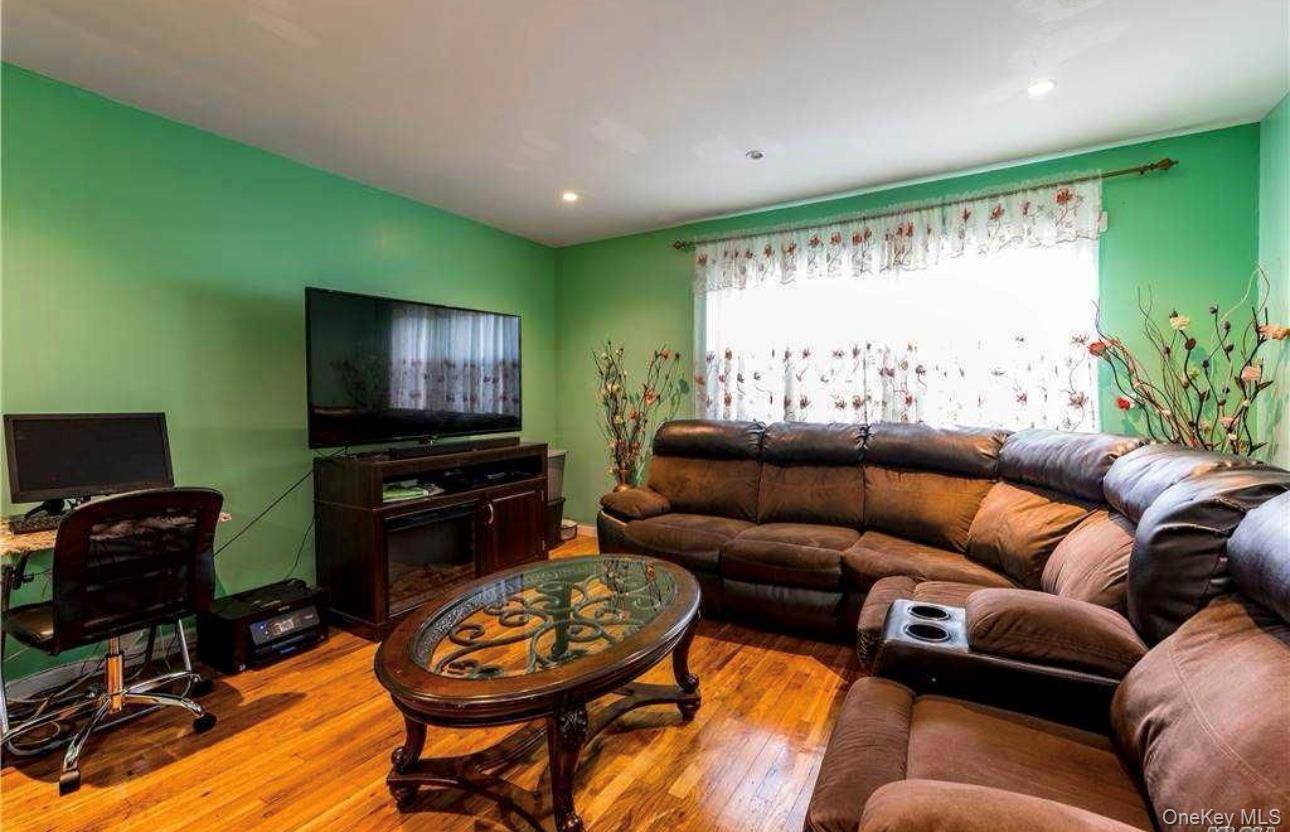 Beautiful 1 Family Semi Detached property with a fully paid for Solar on roof.