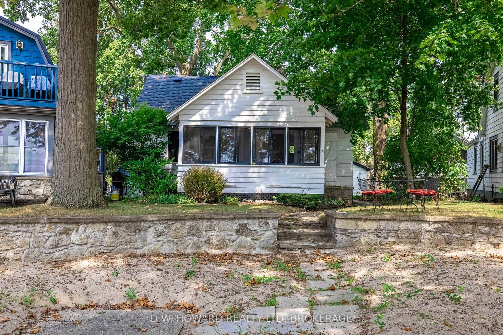 Enjoy cottage style living in this classic 1200 sq.