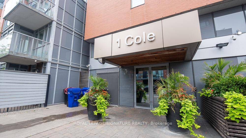 Welcome Home to This Fully Furnished 1 Bedroom Condo.