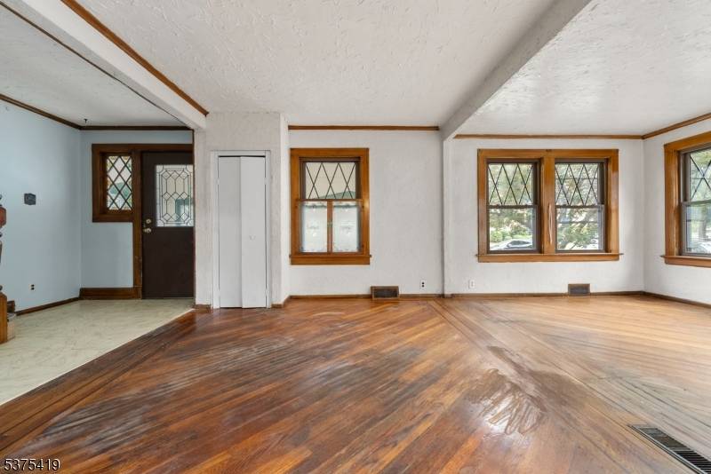 Spacious Colonial situated on a quiet dead end street in desirable Spring Garden section, and nearby the lovely Nichols Park !