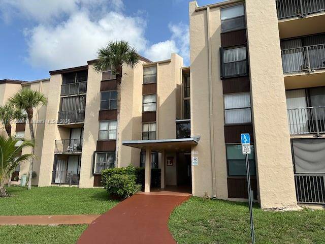 Don't miss out on this spacious 3 bedrooms, 2 bath located in the beautiful community of Promenade at Kendale Lakes.