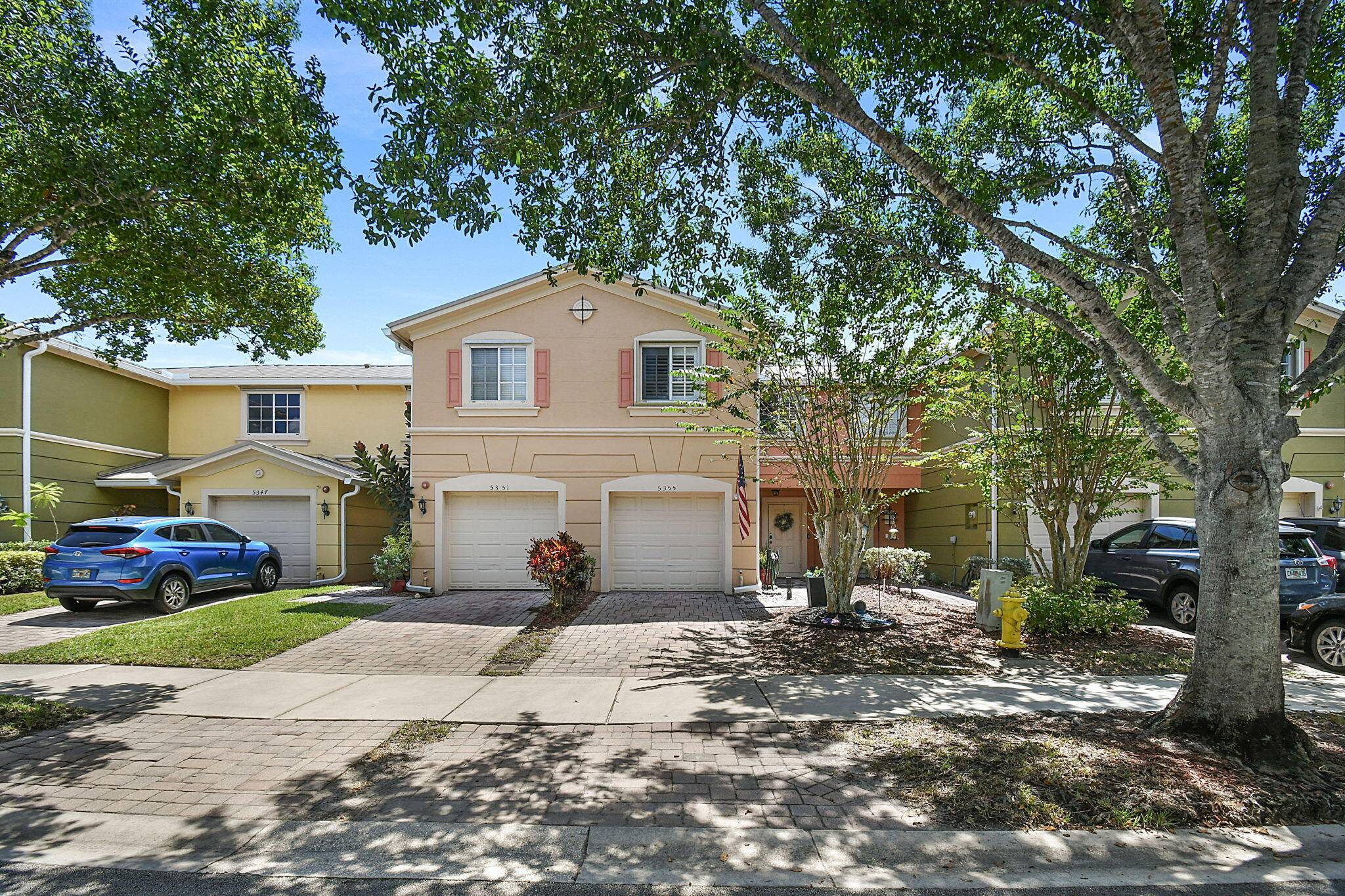 Experience modern comfort in this fully upgraded townhouse in Martins Crossing.