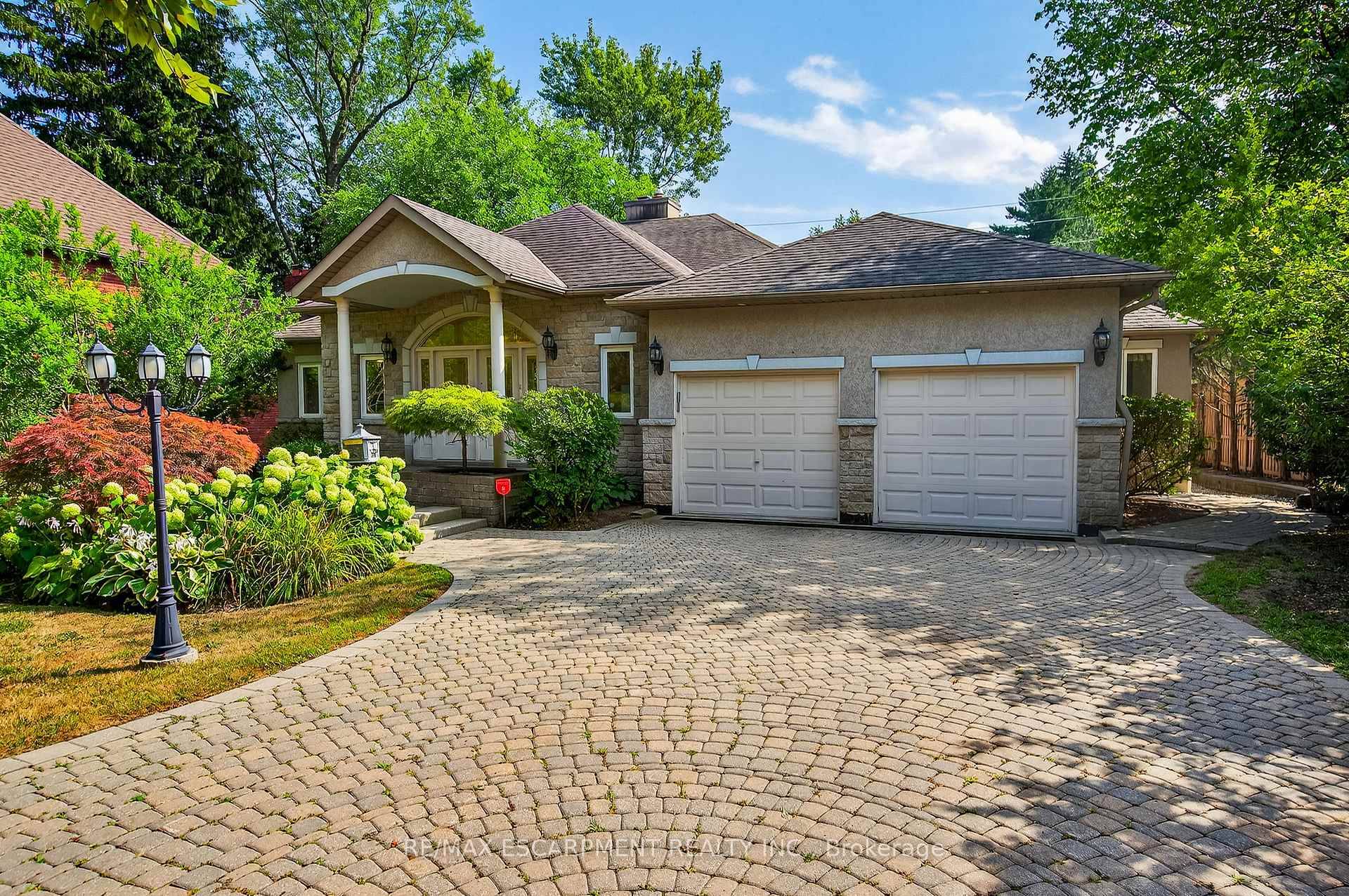 Exceptional opportunity to own a beautifully updated 4 bedroom, 4 bathroom home in one of Mississauga's most prestigious neighbourhoods.