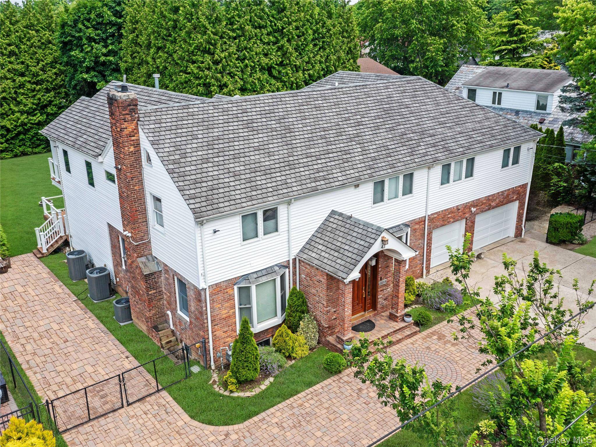 Welcome to 43 Oxford Blvd, a rare and spacious 7 bedroom, 5.