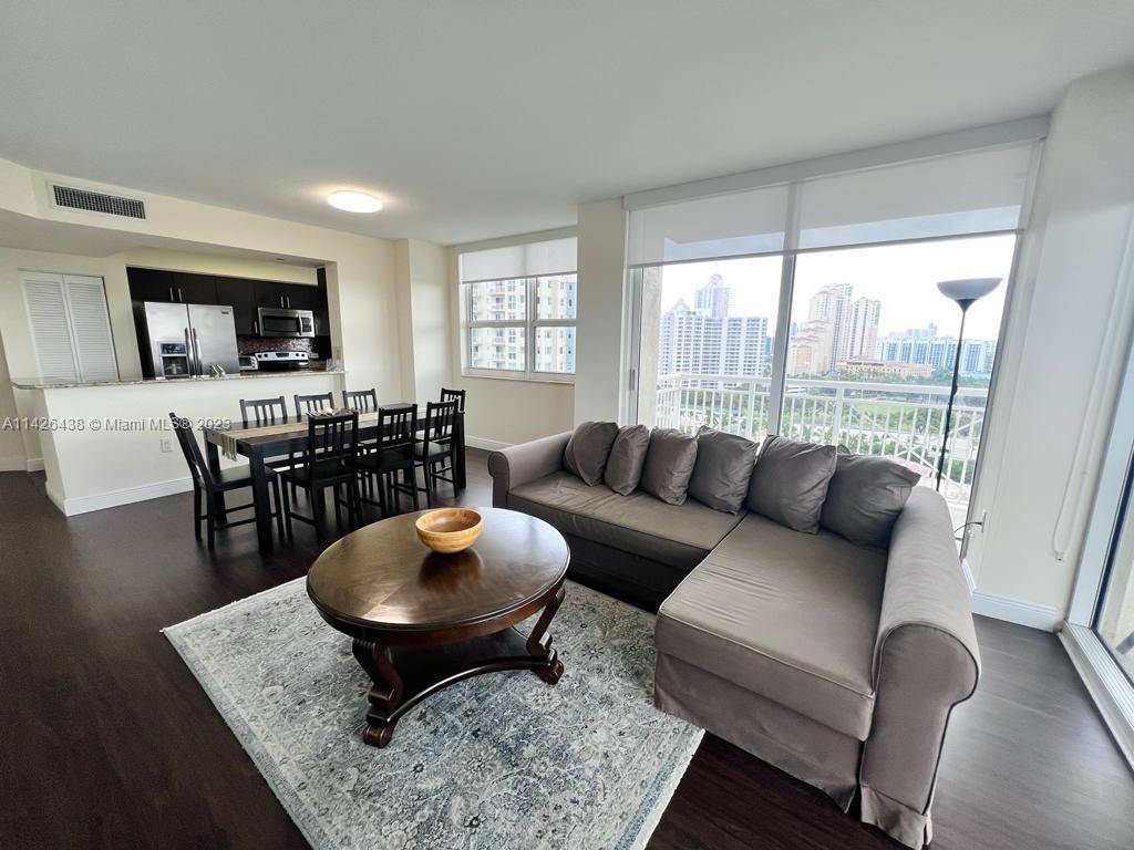 Beautiful and spacious 2 bedroom 2 bathroom apartment with 180 views of the city !