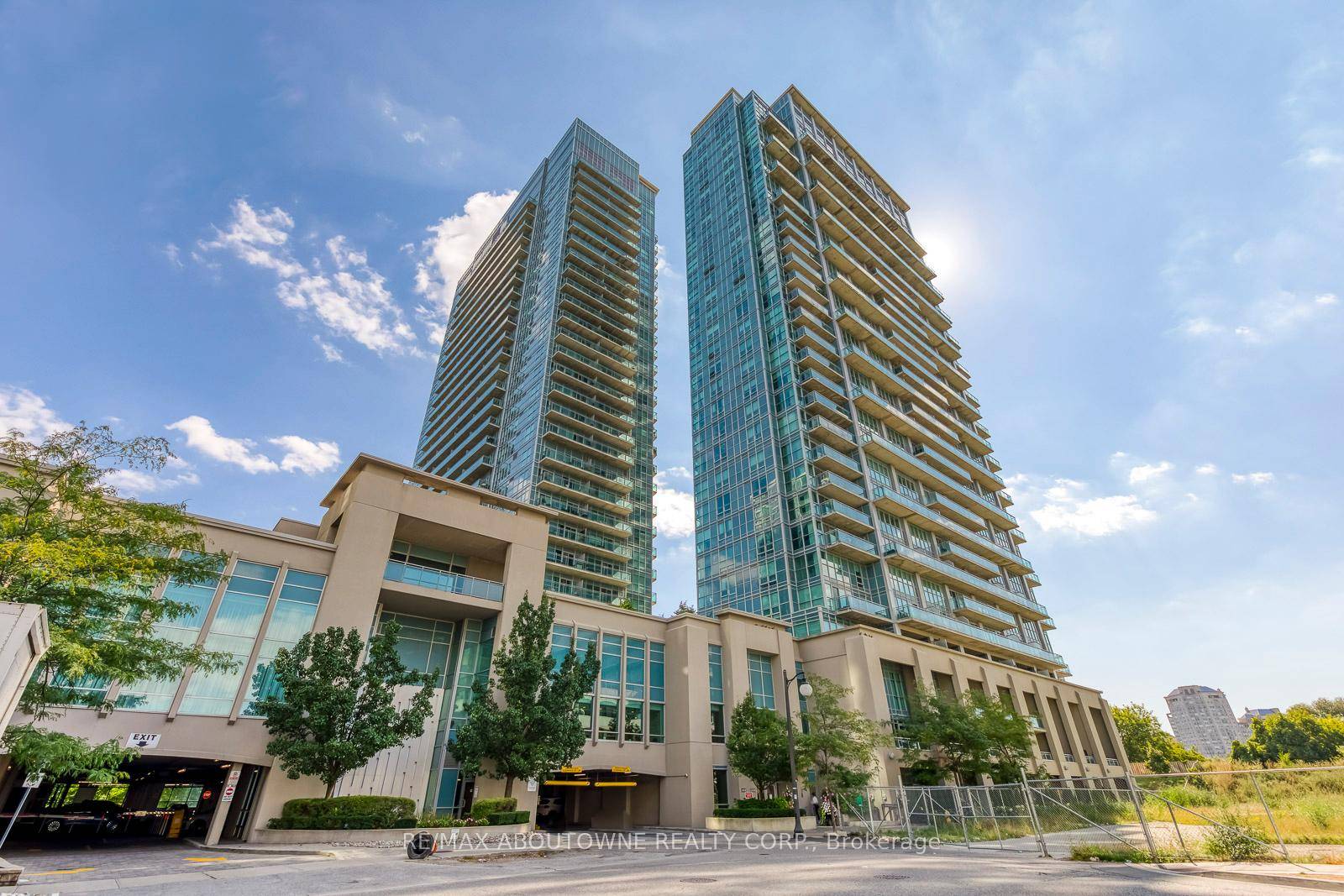 Stylish Corner Suite with City amp ; Lake Views in Prime Mimico.