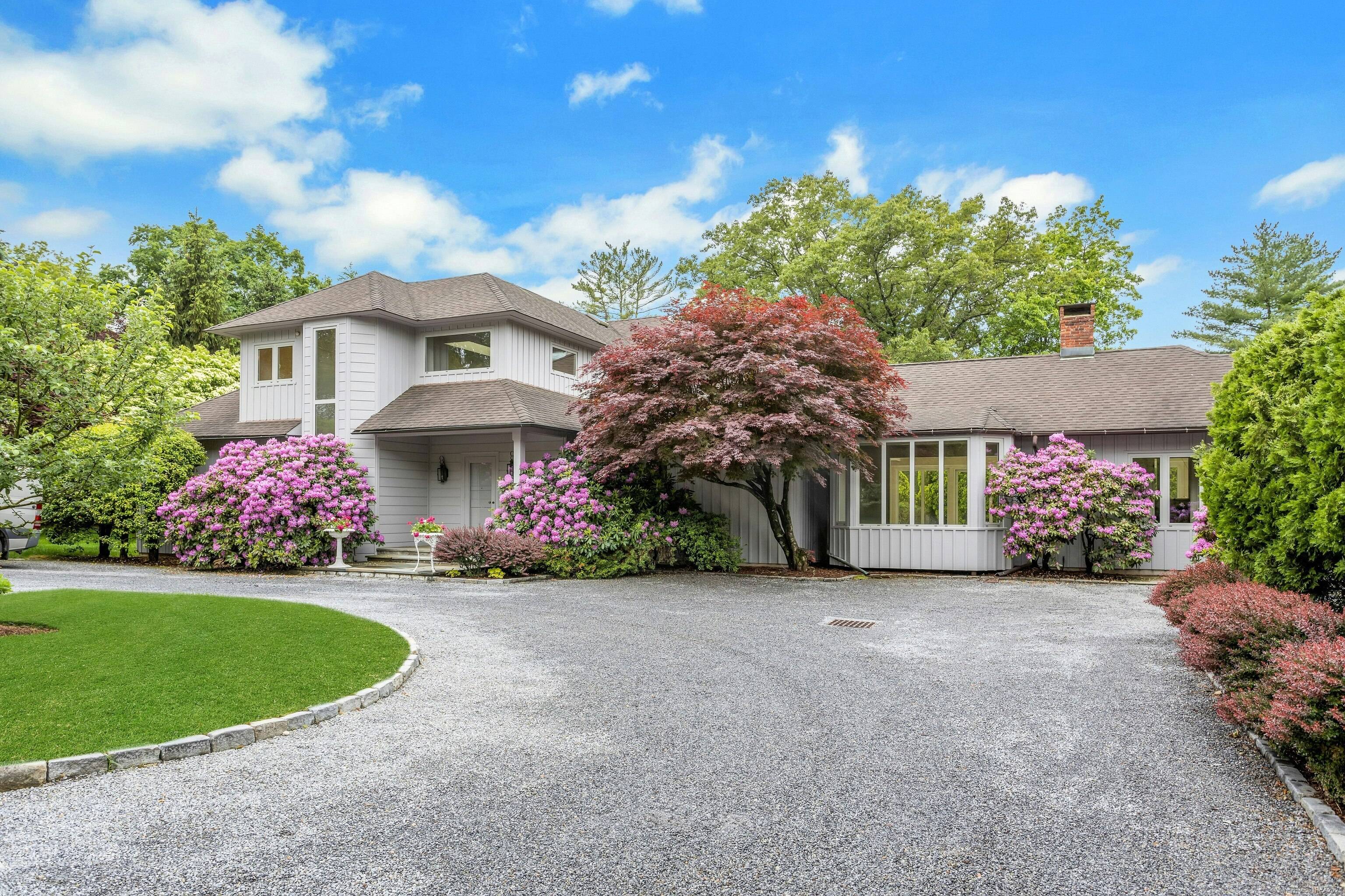 Welcome to this charming house.