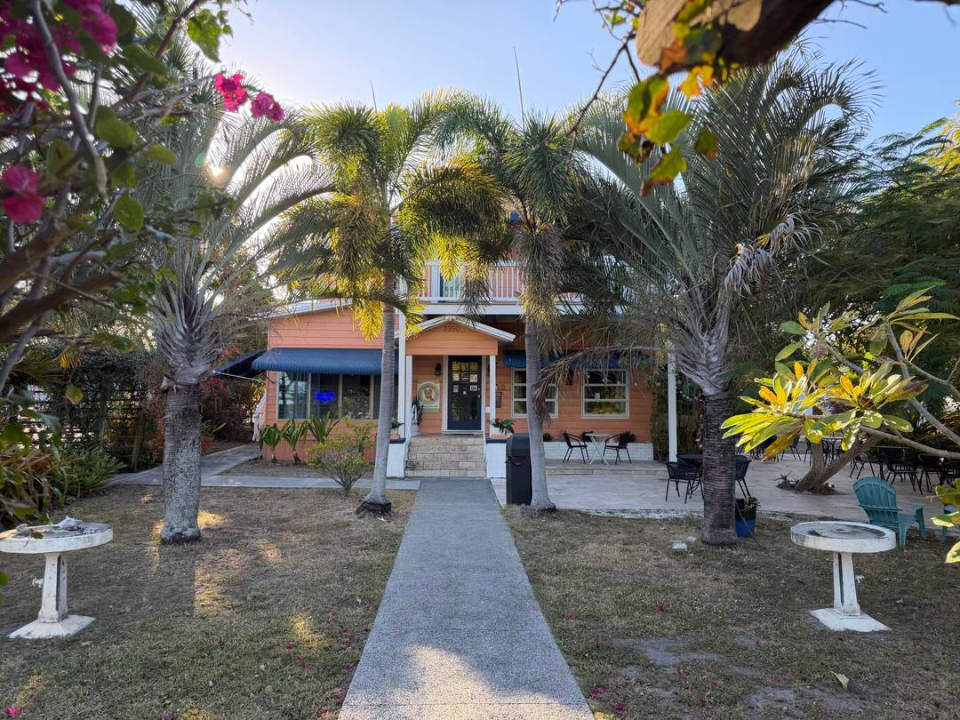 Business opportunity. Rent and run a furnished 5 guest bedroom, digital on line check in, ''Inn''.